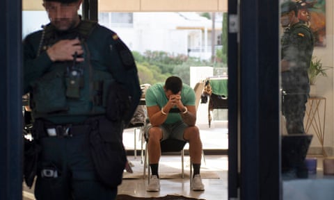 Members of a special unit of the Spanish Civil Guard arrest a 40-year-old suspected drug trafficker at his home in Mijas, near Marbella in Spain. dqxikeidqkikdinv