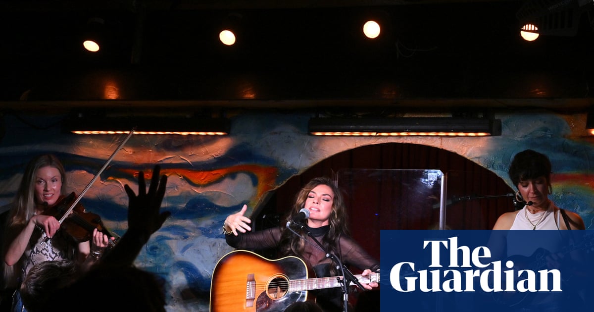 «So rogue»: η σούπερ σταρ της κάντρι Shania Twain μετατρέπει την παμπ του Λονδίνου σε σαλόνι