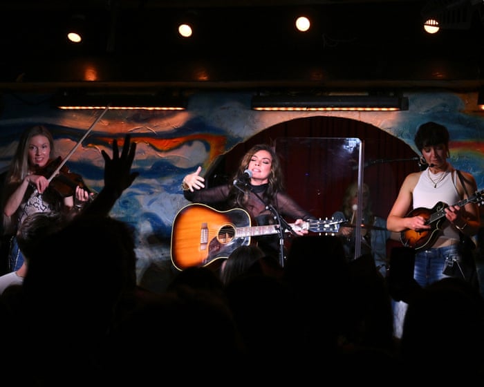 ‘So rogue’: country superstar Shania Twain turns London pub into saloon