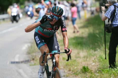 Nils Politt tidak lagi sendirian di depan karena Alaphilippe, Paret-Peintre dan Lutsenko telah menjembatani.