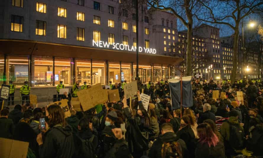 Les manifestants à l'extérieur de New Scotland Yard Londres