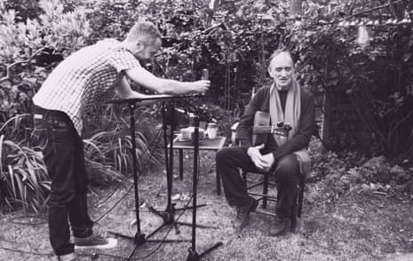 Stick in the Wheel’s Ian Carter sets up to record Martin Carthy al fresco.