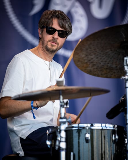 Tom Skinner se produit avec Sons of Kemet au festival de jazz de Newport 2022 en juillet.