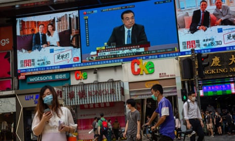 Hong Kong residents watch China’s premier Li Keqiang’s press conference on security law plans for the territory