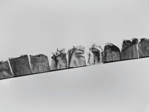 Sem título, Nepal ... Eles acamparam nas encostas da montanha e carregaram a comida para a viagem. São apenas estes jovens corajosos e fortes que tornam possíveis tais viagens ”.