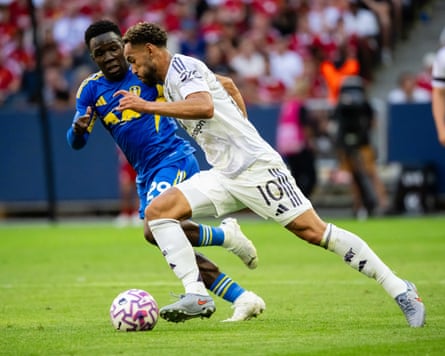 Matheus Cunha is challenged by Wilfried Gnonto on his Manchester United debut.
