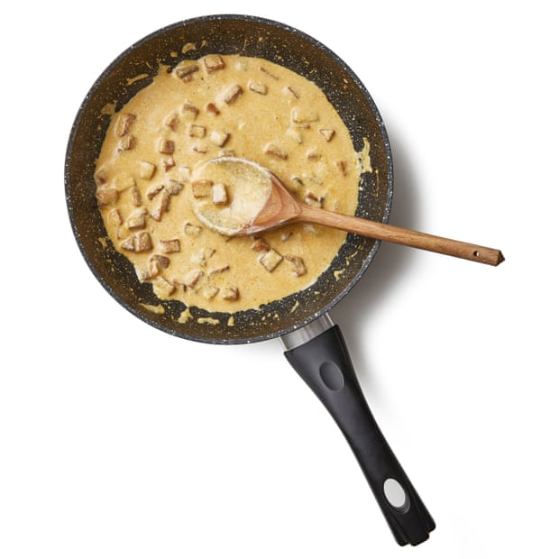06b Felicity Clock's Best Meatless Carbonara: Put the mixed sauce in a frying pan.