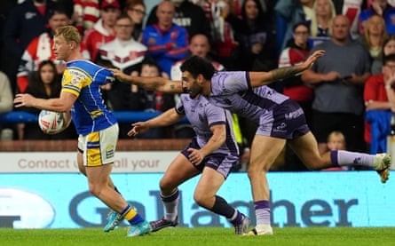Lachlan Miller is conscionable tackled by Hull KR.