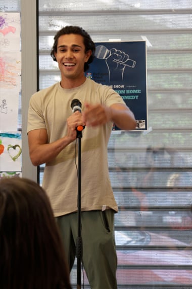 Defending asylum seekers: Refugees be taught the artwork of comedy | Comedy