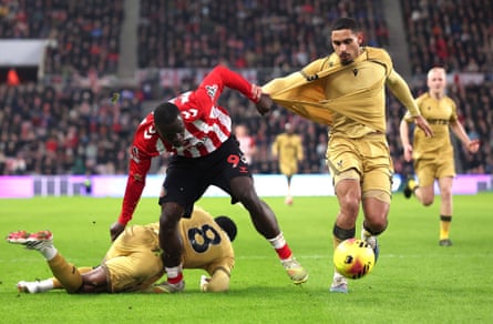 Brian Brobbey of Sunderland rips the shirt of Maxence Lacroix.