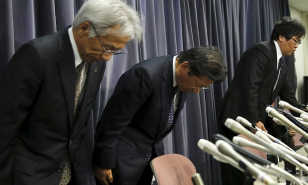 Mitsubishi Motors Corp’s president Tetsuro Aikawa bows with other company executives at a news conference