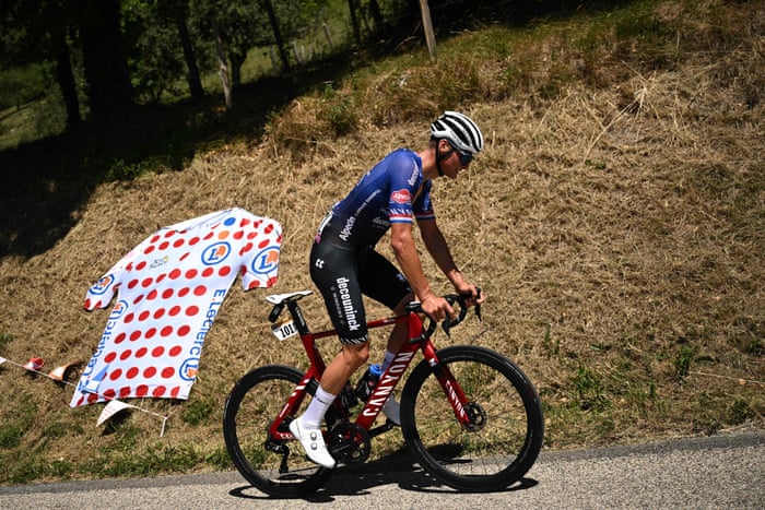 Mathieu Van Der Poel abandons the race.