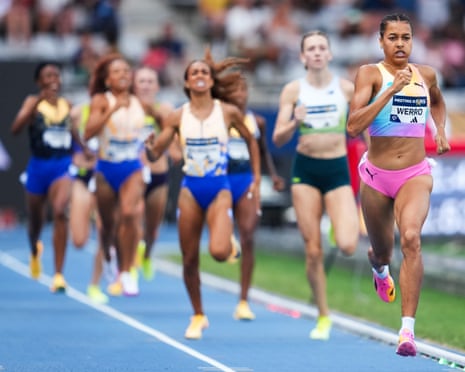 ออเดรย์ แวร์โร่ (ขวา) พุ่งนำกลุ่มคู่แข่งขาดลอย ทำเวลาใหม่ในการแข่งขัน Diamond League ที่กรุงปารีส
