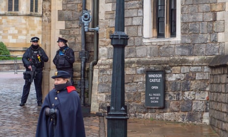 Armed police officers on guard at the Henry VIII gate at Windsor Castle on 27 Dec 2021.