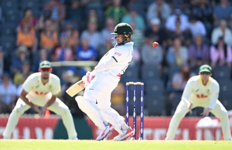 Mushfiqur Rahim evita uma entrega de Pat Cummins