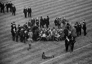 La policía se acerca para enfrentar a los manifestantes anti-apartheid que invadieron durante el juego de Sudáfrica contra los condados de Londres en Twickenham.