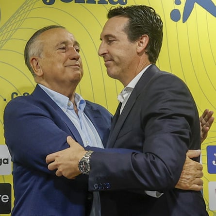 Unai Emery (à droite) et le président de Villarreal, Fernando Roig, s'embrassent lors de sa conférence de presse d'adieu.