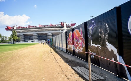 جنارو گتوزو در میلان بر روی نقاشی دیواری که توسط هنرمندان گرافیتی در استادیوم جوزپه مه آتزا در سال 2016 کشیده شده است.