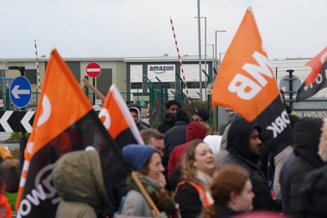 Amazon işçileri, yılın en yoğun alışveriş günlerinden biri olan Kara Cuma günü, çevrimiçi perakendecinin Coventry sitesinin dışındaki GMB sendika grev hattında, uzun süredir devam eden ücret anlaşmazlığının bir parçası olarak greve katılıyorlar.