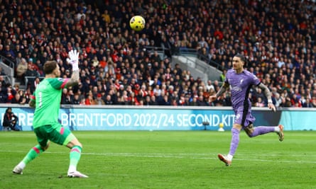 Darwin Núñez opens the scoring for Liverpool with a deft chip over Brentford goalkeeper Mark Flekken.