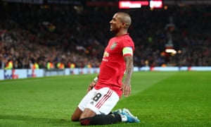 Ashley Young del Manchester United celebra después de abrir el marcador.