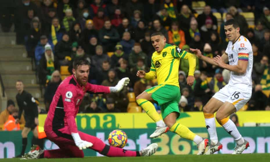 Wolves goalkeeper José Sá makes a crucial save from Norwich’s Max Aarons