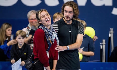 Stefanos Tsitsipas und die spanische Tennisspielerin Paula Badosa teilen auf dem Platz einen Witz. 