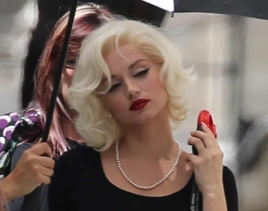Ana de Armas as Marilyn Monroe on the set of Blonde