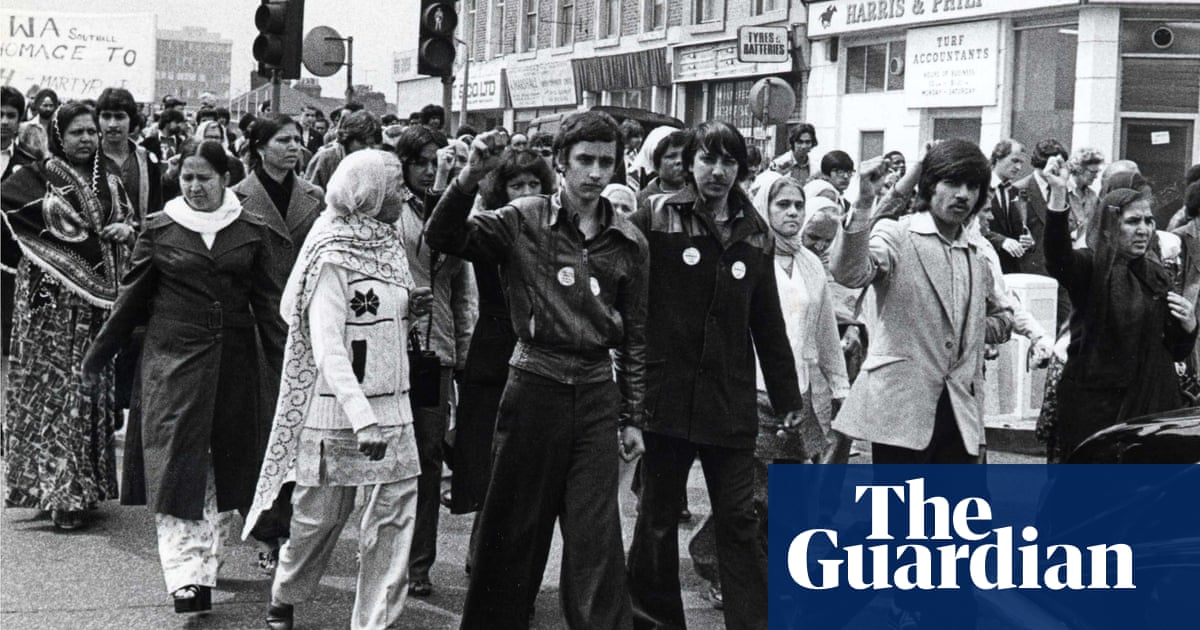 “هذه قصص مجنونة!”: ريز أحمد يتحدث عن البريطانيين من جنوب آسيا الذين قاتلوا اليمين المتطرف | وثائقي “هذه قصص مجنونة!”: ريز أحمد يتحدث عن البريطانيين من جنوب آسيا الذين قاتلوا اليمين المتطرف | وثائقي