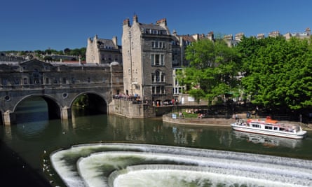 Weir and the Pulteney Bridge on the River Avon in Bath