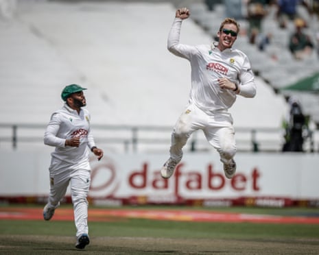 Simon Harmer celebrates the dismissal of Alex Carey