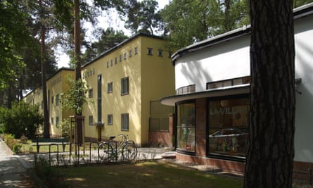 Yellow minimalist terraced homes around Onkel Toms Hütte station by Bauhaus architect Bruno Tau