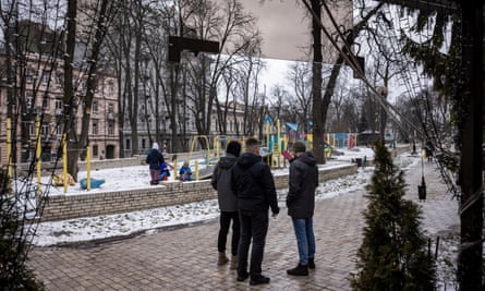 Les saboteurs ukrainiens Taras, Olexiy et Vladyslav dans le parc Taras Shevchenko dans le centre de Kiev.