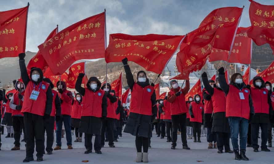 المتطوعون الذين سيكونون جزءًا من الدعم لدورة الألعاب الأولمبية الشتوية في بكين 2022 يهتفون اليمين لحدث ناجح.