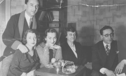 The Glass siblings with their mother in Henri and Sonia’s apartment in about 1932, L-R: Henri, Sonia, Sala, Chaya and Jacques.
