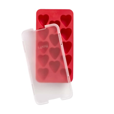 LA red Lékué Heart Ice Cube Tray with Lid, there are 14 heart shape moulds in the tray.