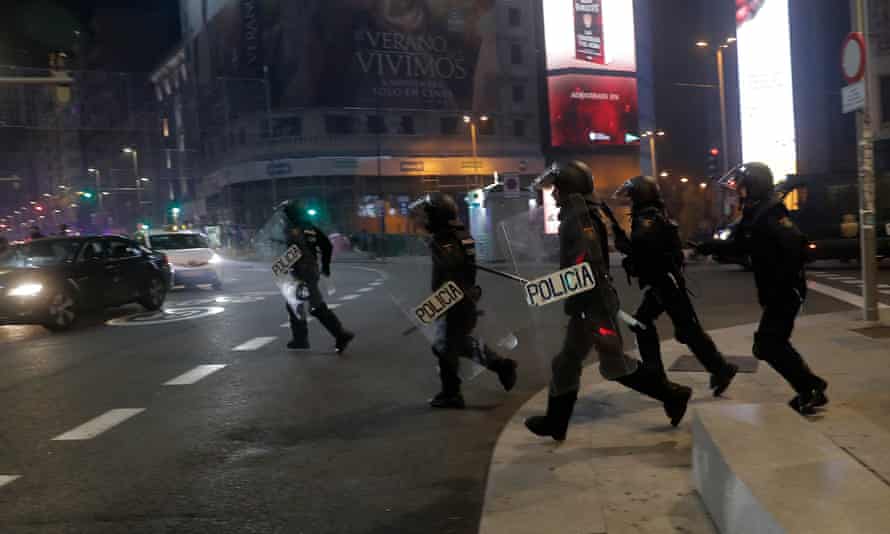 Agentes de policía protestan por las restricciones del gobierno a la pandemia de coronavirus en Madrid