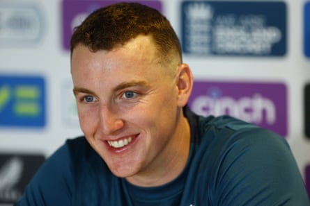 Pemukul Inggris Harry Brook tersenyum selama konferensi media.