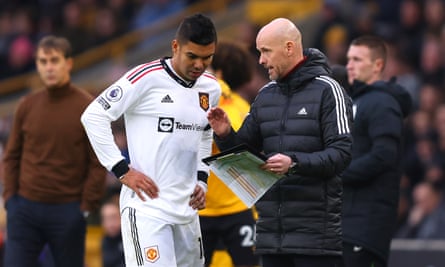 Erik ten Hag gives Casemiro tactical information during the match against Wolves.