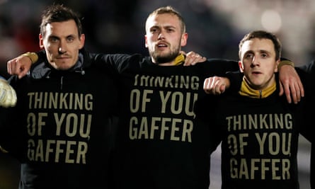 Port Vale wear ‘Thinking of you gaffer’ T-shirts  for Darrell Clarke before playing at Rochdale in February.