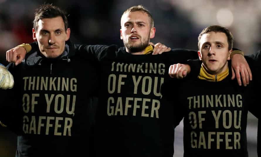 Port Vale porte des t-shirts 'Thinking of you gaffer' pour Darrell Clarke avant de jouer à Rochdale en février.