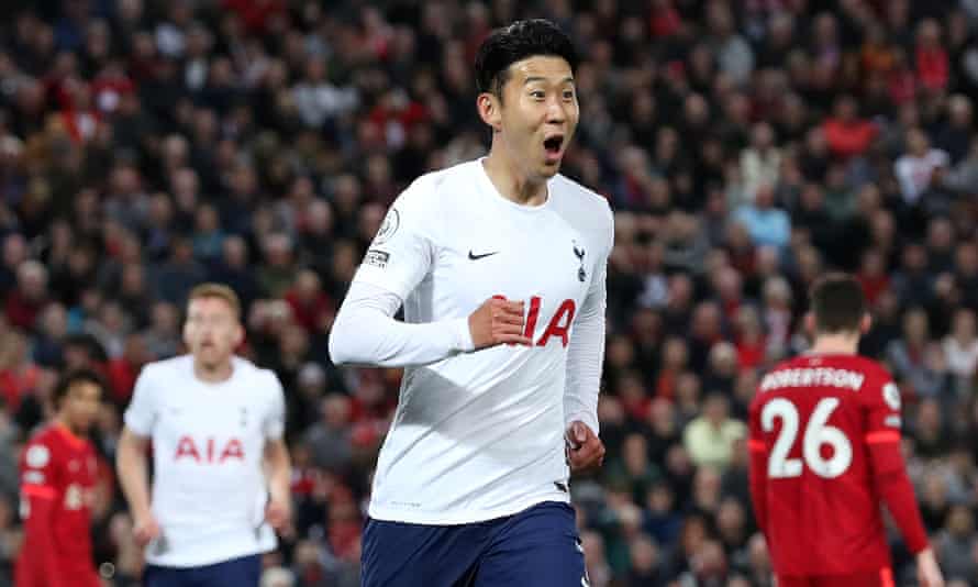 Son Heung-min Son švenčia po to, kai „Spurs“ pirmavo.
