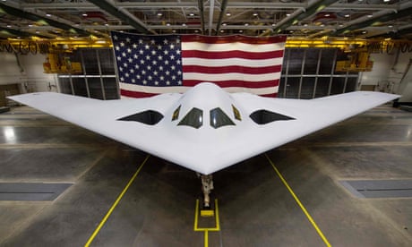 在美国空军于 2023 年 3 月 7 日发布的这张照片中,B-21 Raider 于 2022 年 12 月 2 日在加利福尼亚州帕姆代尔举行的仪式上向公众揭幕。
