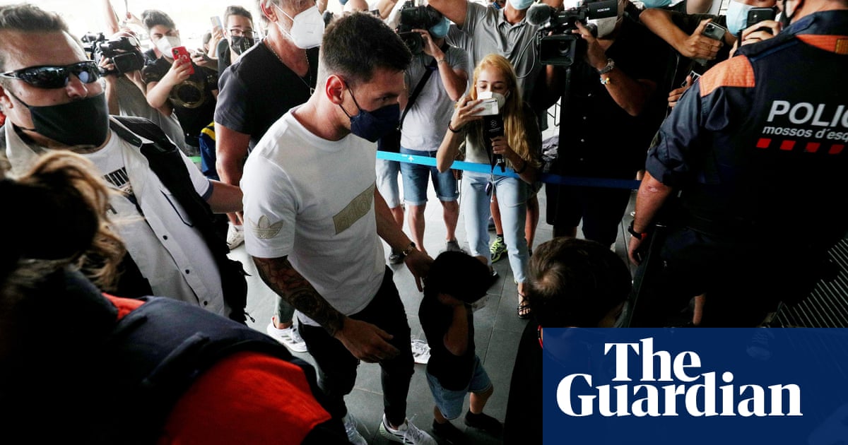 Lionel Messi heads to Paris to seal PSG move after agreeing two-year contract