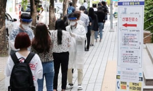 La gente espera en la fila para hacerse la prueba del coronavirus en una clínica ambulatoria en Bucheon, Corea del Sur, mientras la ciudad introduce la tecnología de reconocimiento facial impulsada por inteligencia artificial para rastrear los casos de COVID-19.