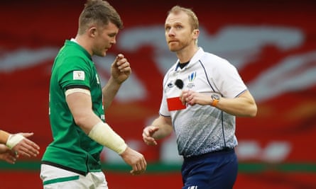 Wayne Barnes shows the red card to Peter O’Mahony for his dangerous tackle