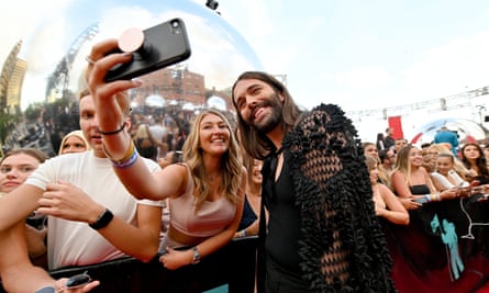 Smile please: posing for a selfie with a fan at 2019 MTV Video Music Awards in New Jersey.