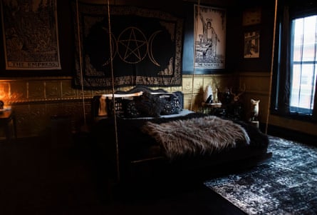 غرفة نوم في فندق بلاك مونارك.