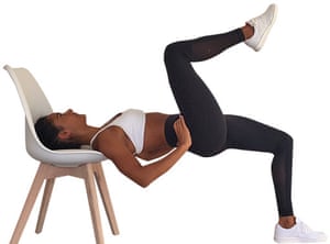 Mujer en el kit de gimnasio apoyada en la silla, haciendo una marcha de glúteos