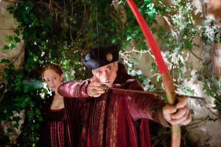 Lotte Verbeek and Jeremy Irons with a bow and arrow in season 2 of The Borgias.